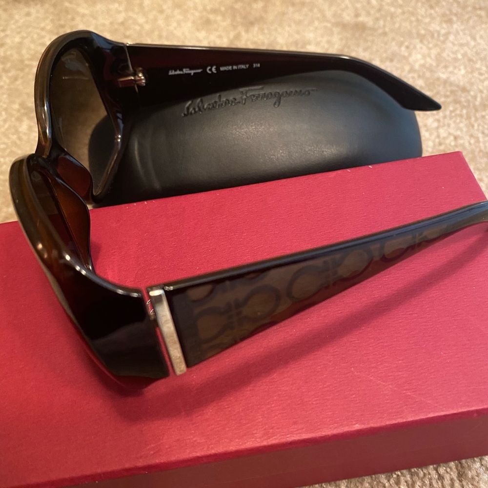 Sun glasses - Picture 3 of 3